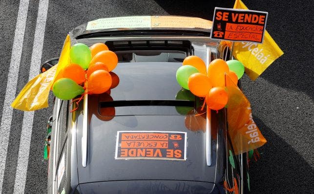 Participantes en automóvil en una de las manifestación que la Plataforma Más Plurales por la Libertad de Enseñanza ha convocado este domingo contra la reforma educativa -la Lomloe o ley Celaá- en varias ciudades españolas, entre ellas, Madrid. EFE/Ballesteros