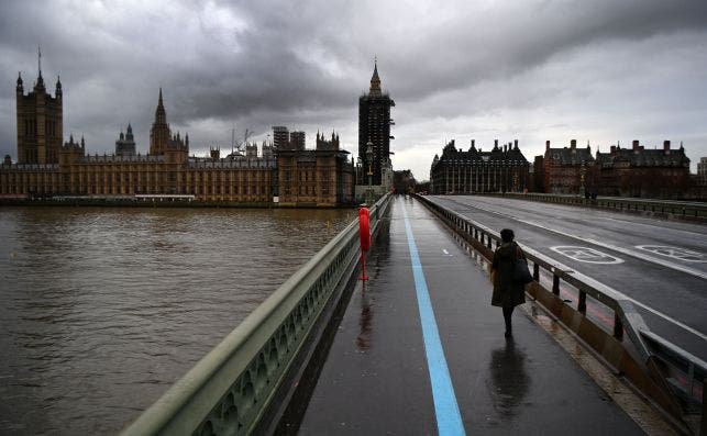 Una persona cruza el Puente de Westminster en Londres el 14 de diciembre de 2020, cuando se han anunciado restricciones duras en la ciudad para frenar el coronavirus | EFE/EPA/AR