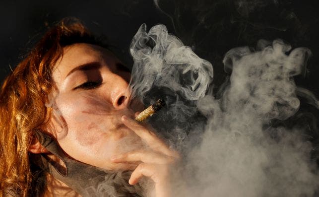 Una mujer fuma  marihuana durante una manifestación a favor de su legalización./ EFE