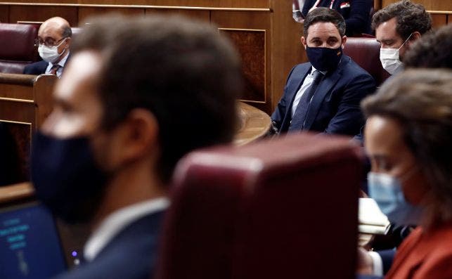 El líder de Vox, Santiago Abascal, desde la perspectiva del líder del PP, Pablo Casado, durante la fallida moción de censura al Gobierno de Pedro Sánchez del 21 y 22 de octubre de 2020 en el Congreso | EFE/Mariscal