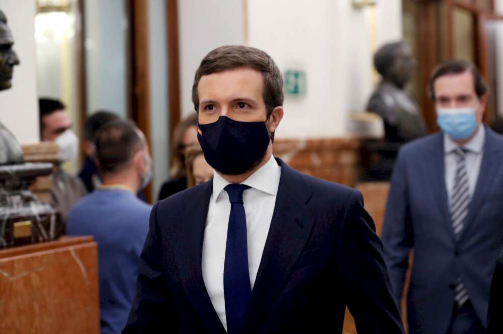 El líder del Partido Popular, Pablo Casado, en los pasillos del Congreso. EFE/Archivo