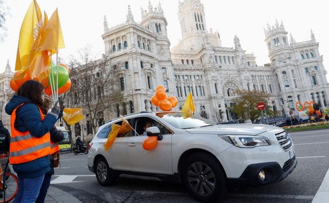 Participantes en una de las manifestación que la Plataforma Más Plurales por la Libertad de Enseñanza ha convocado este domingo contra la reforma educativa -la Lomloe o ley Celaá- en varias ciudades españolas, entre ellas, Madrid. EFE/Ballesteros