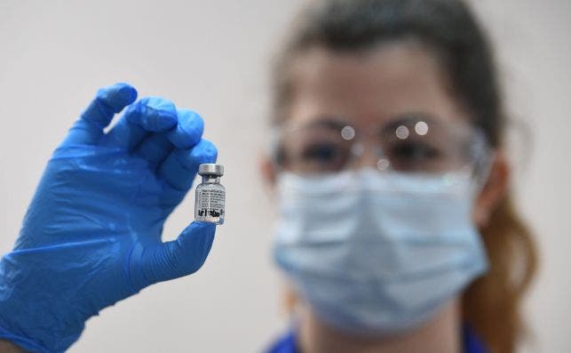 Una miembro del personal médico sostiene un frasco de la vacuna contra la Covid-19 de Pfizer - BioNTech / EFE