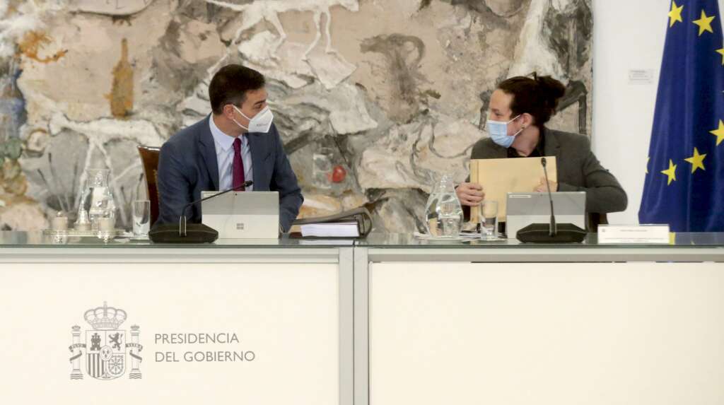 El presidente del Gobierno español, Pedro Sánchez (izq), conversa con el vicepresidente Segundo, Pablo Iglesias, en el Palacio de la Moncloa / EFE