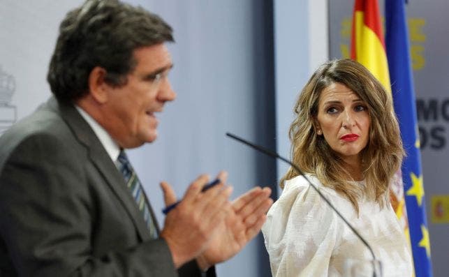 La ministra de Trabajo, Yolanda Díaz, durante la intervención del ministro de Inclusión, Migraciones y Seguridad Social, José Luis Escrivá, en la rueda de prensa posterior a la reunión semanal del Consejo de ministros, este martes en Moncloa.  EFE/ J.J. G