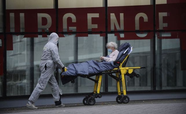 Una paciente ingresa en un hospital de Francia. El país impondrá un toque de queda a las 20.00 horas a partir del 15 de diciembre por la evolución de la pandemia del coronavirus | EFE/EPA/JDR/Archivo