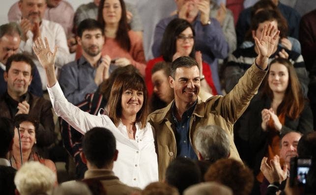 El presidente del Gobierno y secretario general del PSOE, Pedro Sánchez, junto a la secretaria general del PSE-EE, Idoia Mendia, en un acto en Bizkaia. Foto: EFE/LT