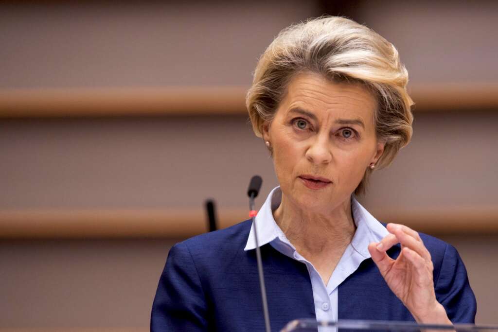 La presidenta de la Comisión Europea, Ursula Von der Leyen, estudia acciones legales contra las farmacéuticas por los retrasos EFE