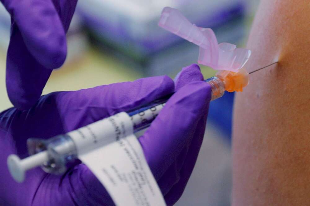 Un doctor recibe la vacuna de Pfizer contra la Covid-19 en EEUU / EFE