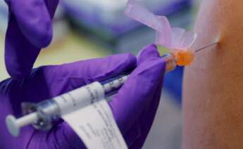 Un doctor recibe la vacuna de Pfizer contra la Covid-19 en EEUU / EFE