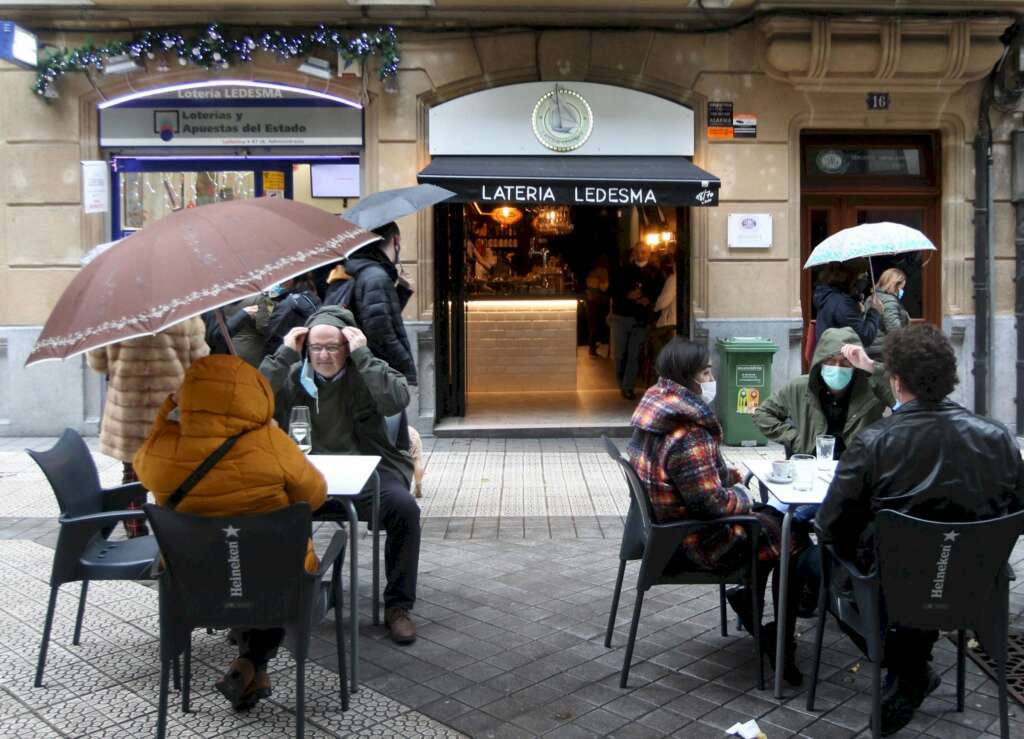 Varios clientes toman el aperitivo en un bar de Bilbao este sábado, día que entran en vigor las nuevas medidas establecidas por el Gobierno Vasco para controlar la covid en Euskadi./ EFE