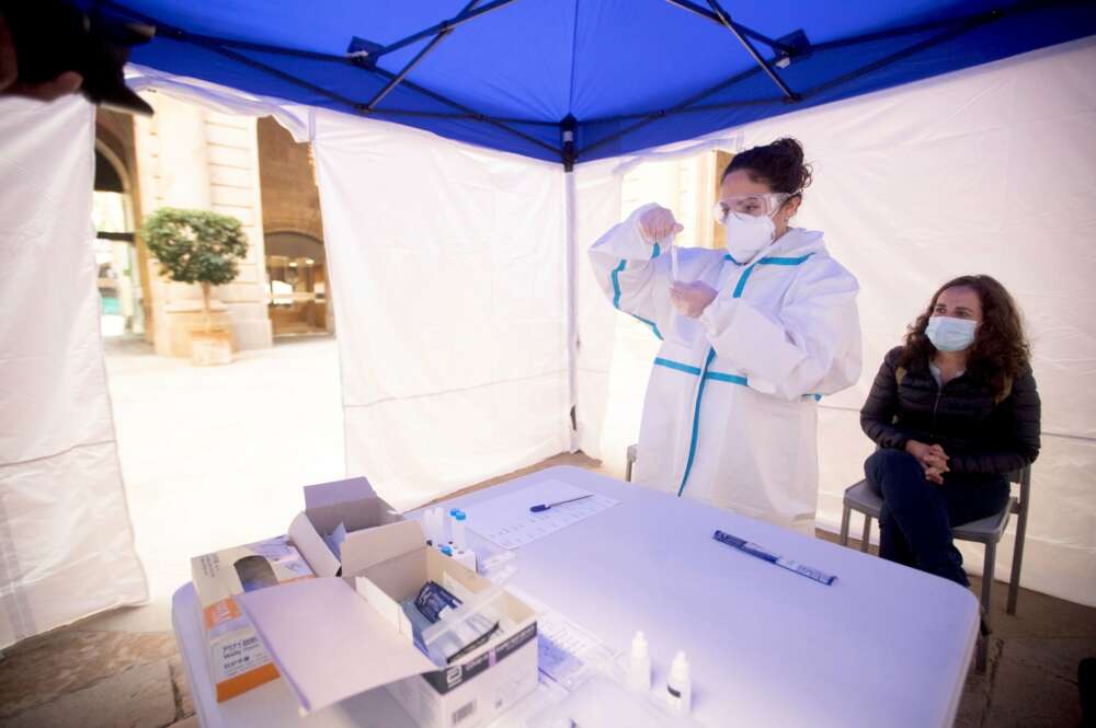 Una mujer se realiza una PCR en uno de los puntos habilitados por la Cambra de Comerç de Barcelona / EFE
