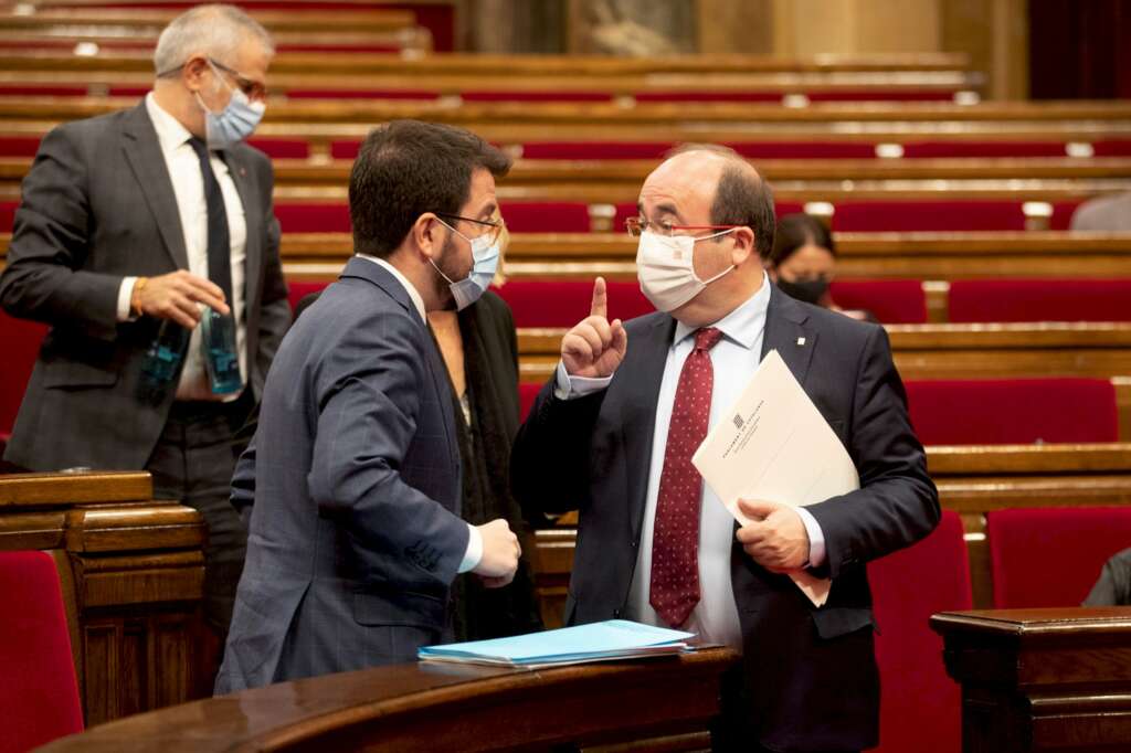 Los candidatos de ERC y PSC a las elecciones catalanas, Pere Aragonès y Miquel Iceta, en el Parlament | EFE/Archivo