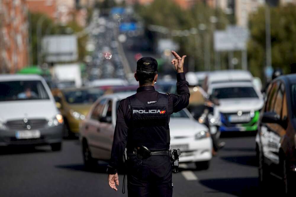 Un agente de la Policía Nacional en un control para vigilar el cumplimiento de las restricciones a la movilidad en Madrid | EFE/RJ/Archivo