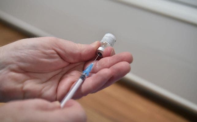 Un sanitario prepara en Reino Unido una dosis de la vacuna Pfizer contra la Covid-19 / EFE