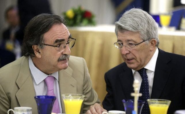 Blas Herrero (izquierda), dueño de Kiss FM y posible nuevo inversor en Prisa, junto a Enrique Cerezo, presidente del Atlético de Madrid. EFE