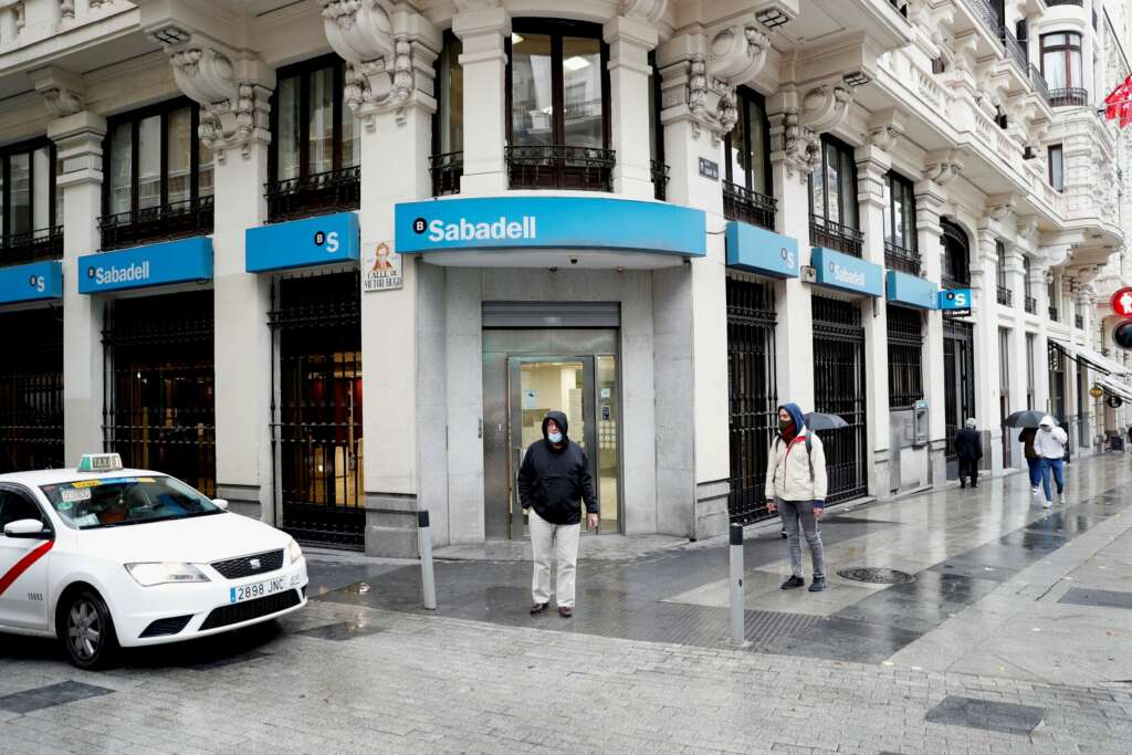 Una oficina del Banc Sabadell en una calle de Madrid, banco que pretende continuar en solitario tras el fracaso de fusión con el BBVA / EFE
