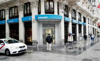 Una oficina del Banc Sabadell en una calle de Madrid / EFE