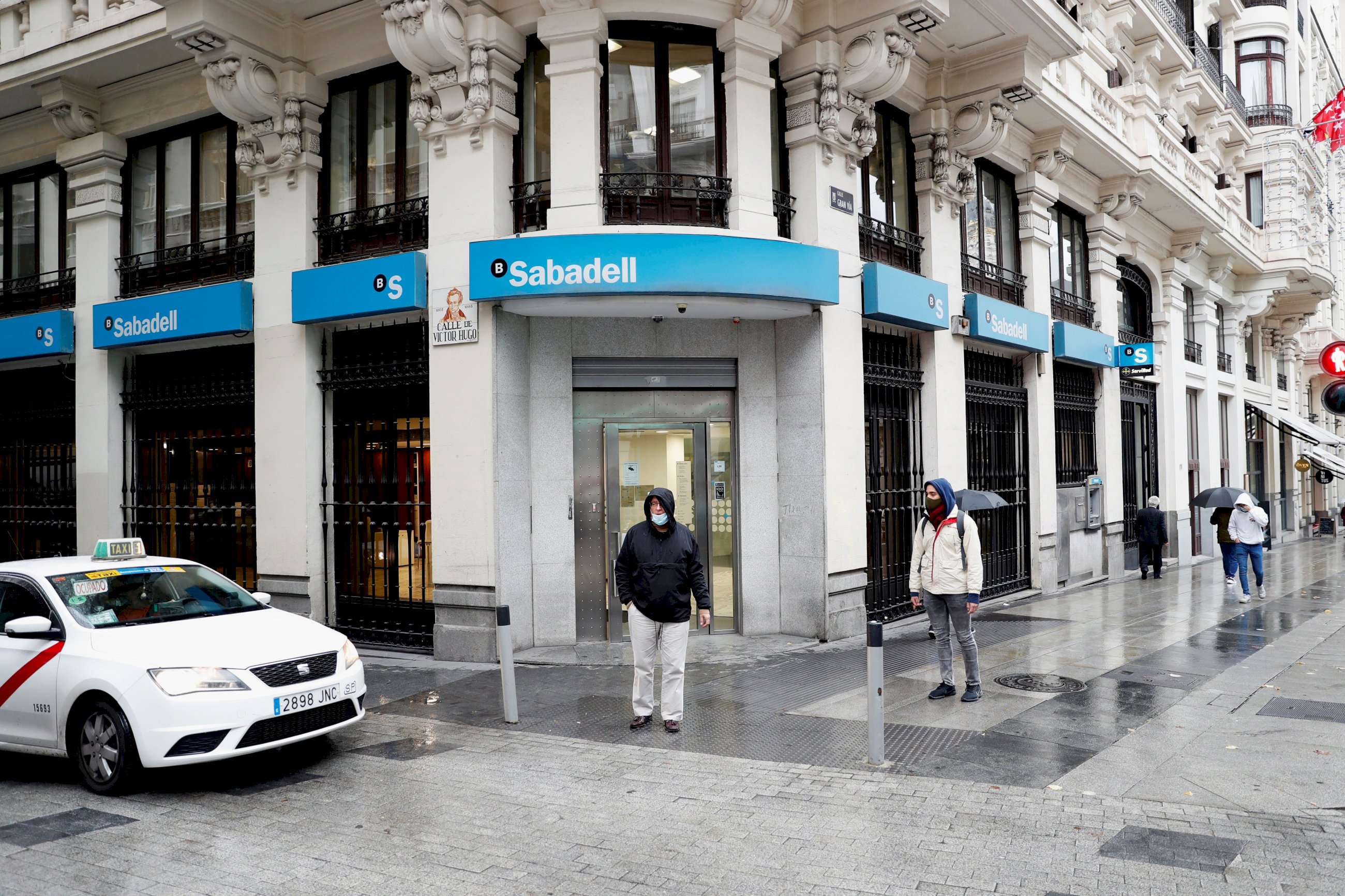 Una oficina del Banc Sabadell en una calle de Madrid / EFE