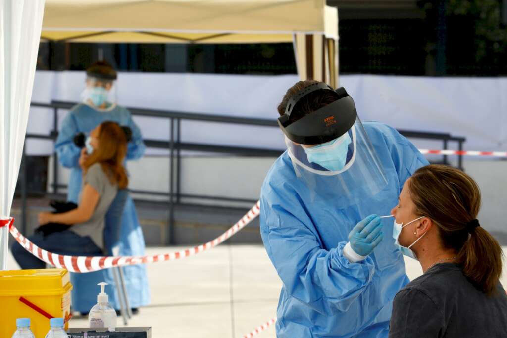 Personal sanitario toma muestras en Córdoba para realizar pruebas PCR de coronavirus como las que han permitido notificar cinco casos de la nueva cepa de Reino Unido. EFE/Archivo