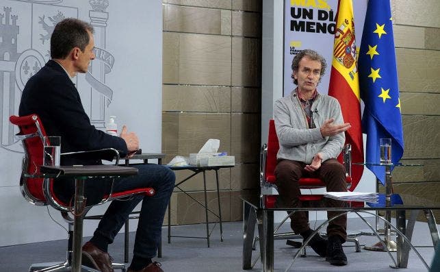 Pedro Duque y Fernando Simón durante la conferencia dirigida a niños para informar del coronavirus, el 18 de abril de 2020 | EFE/Moncloa/JMC