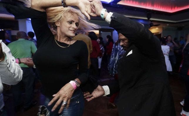 Una imagen que no debería repetirse en las fiestas navideñas de 2020: el baile y el canto en grupo no son recomendables en plena pandemia | EFE/JA/Archivo