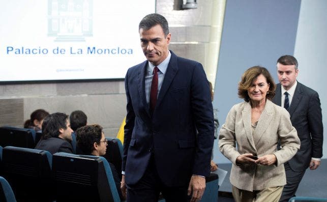 Pedro Sánchez, Carmen Calvo e Iván Redondo en una rueda de prensa en La Moncloa en octubre de 2019. Redondo supervisará la nueva comisión permanente contra la desinformación anunciada por el Gobierno | EFE