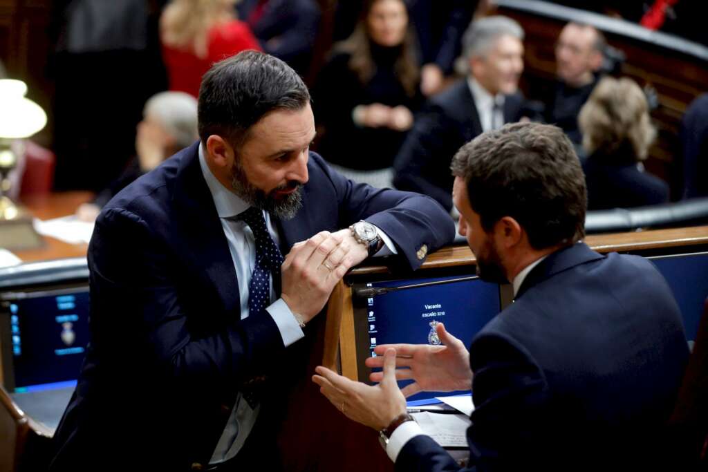 El presidente del Partido Popular, Pablo Casado,d., y el líder de Vox, Santiago Abascal,iz., conversan durante la sesión constitutiva de la Cámara Baja. EFE/Ballesteros