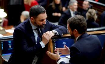 El presidente del Partido Popular, Pablo Casado,d., y el líder de Vox, Santiago Abascal,iz., conversan durante la sesión constitutiva de la Cámara Baja. EFE/Ballesteros