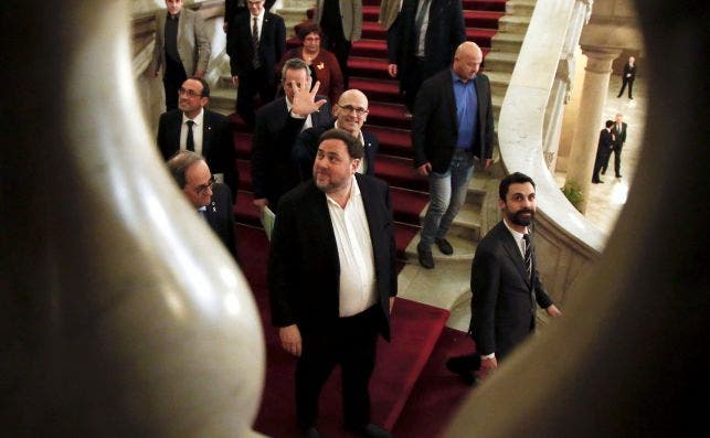 Oriol Junqueras, en el Parlament, en una imagen tomada entre los barrotes de la escalera de honor del edificio 