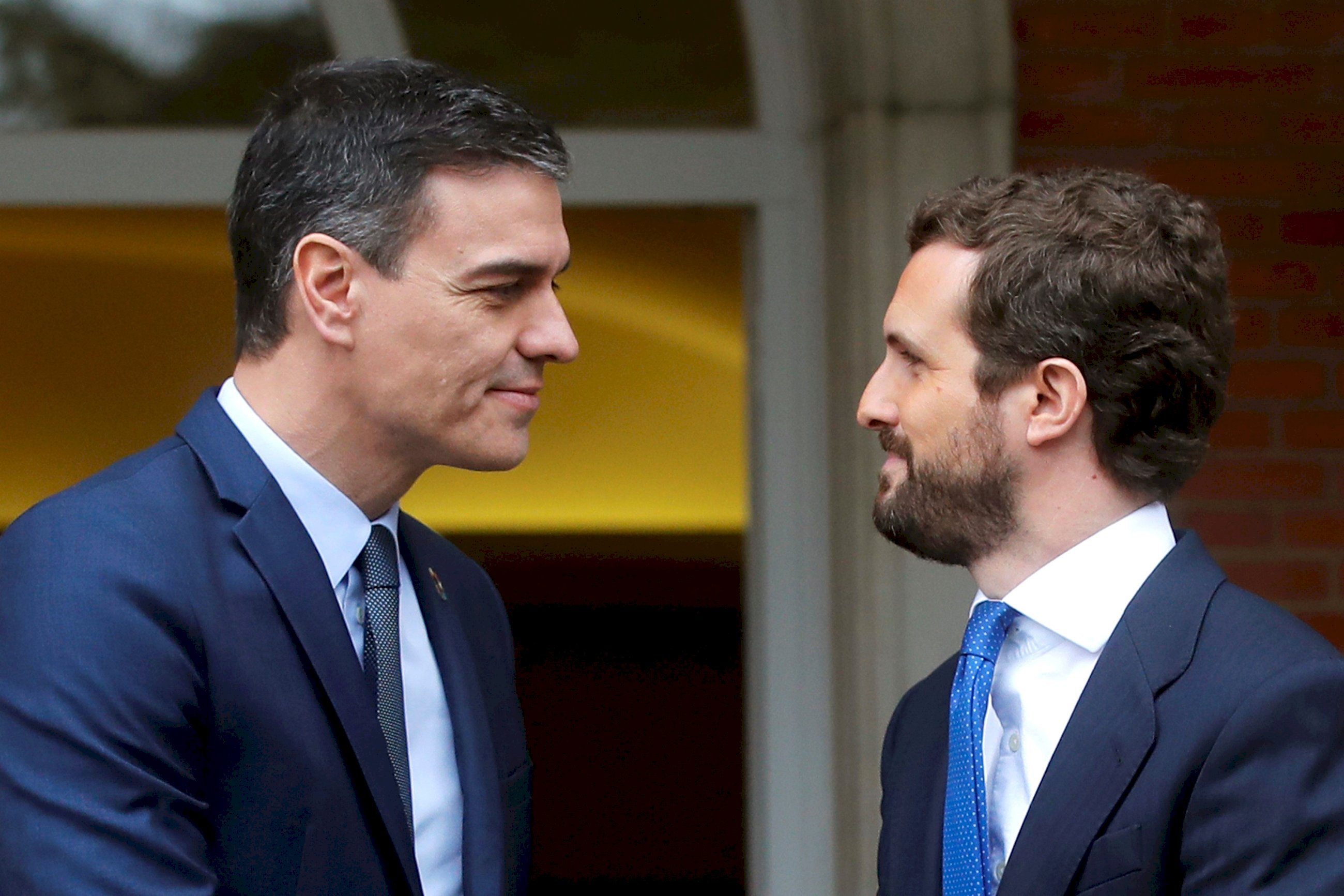 El Presidente del Gobierno, Pedro Sánchez (i) y el líder de la oposición, Pablo Casado (d) / EFE