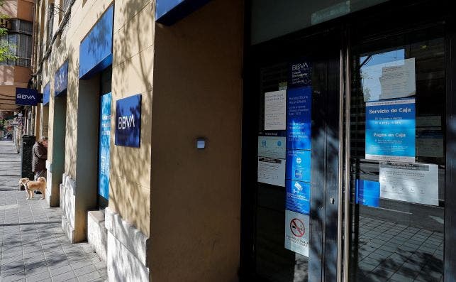 BBVA cobrará 2 euros a los clientes que saquen dinero por ventanilla