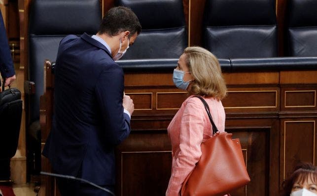 Pedro Sánchez y Nadia Calviño, vicepresidenta económica, conversan en el Congreso de los Diputados. El Gobierno solo ejecutó hasta julio el 39% de los fondos estructurales europeos. /EFE/ Ballesteros