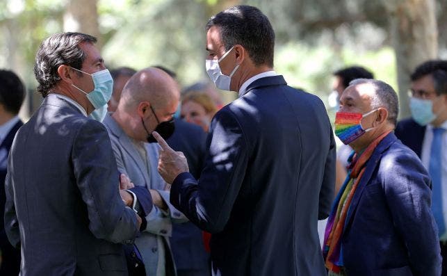 El presidente del Gobierno, Pedro Sánchez (c) conversa con el presidente de la CEOE, Antonio Garamendi, durante la firma del "Acuerdo por la reactivación económica y el empleo" en el palacio de la Moncloa el pasado julio