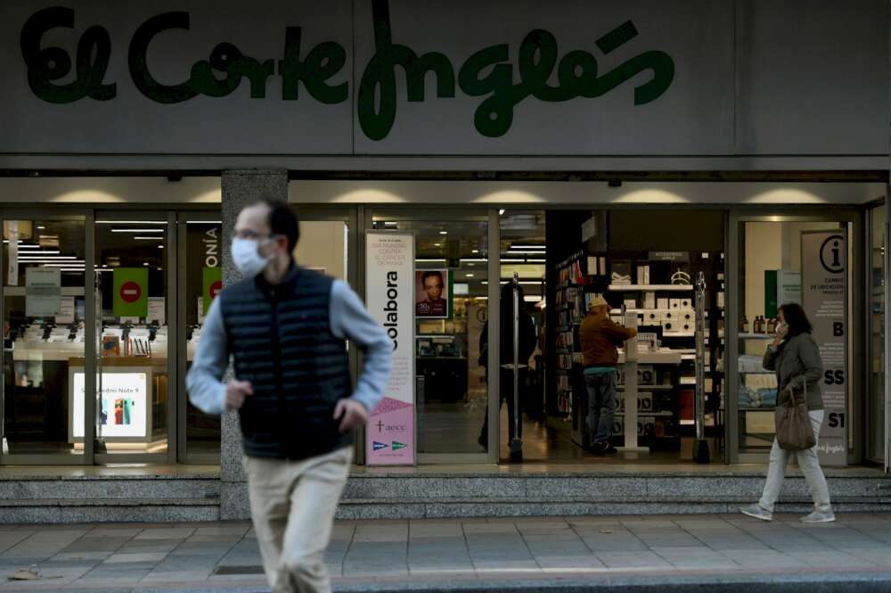 Clientes acceden a El Corte Inglés de la calle Princesa, en Madrid, durante la crisis sanitaria del coronavirus. EFE/Víctor Lerena