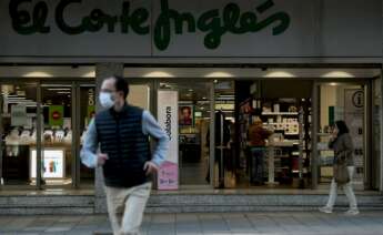 Clientes acceden a El Corte Inglés de la calle Princesa, en Madrid, durante la crisis sanitaria del coronavirus. EFE/Víctor Lerena