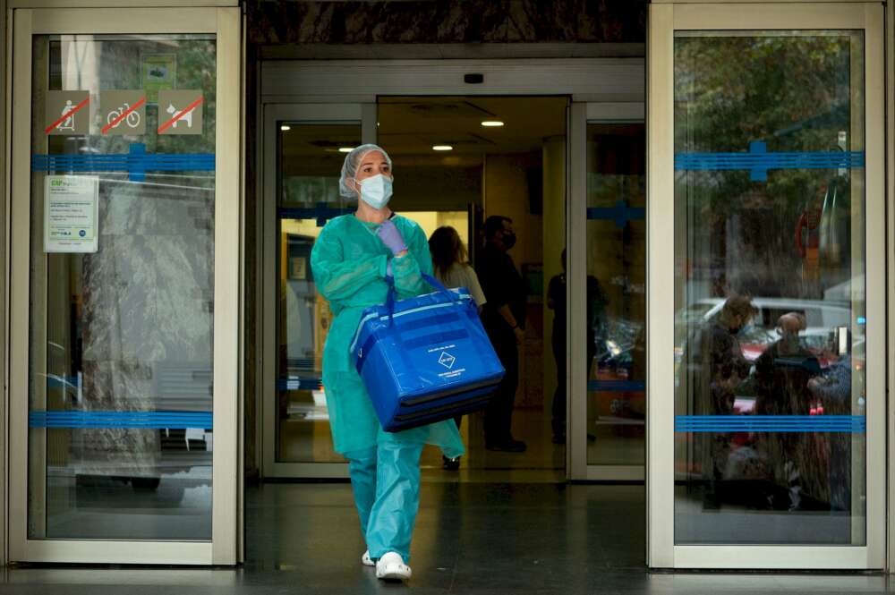 Una profesional sanitaria sale del Centro de Atención Primaria (CAP) de la calle Manso de Barcelona, el 21 de octubre de 2020 | EFE/EF/Archivo