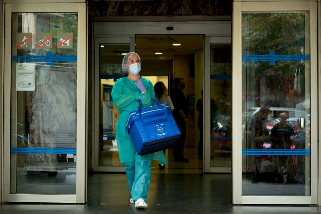 Una profesional sanitaria sale del Centro de Atención Primaria (CAP) de la calle Manso de Barcelona, el 21 de octubre de 2020 | EFE/EF/Archivo