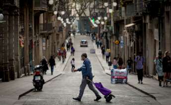 Un vecino de Barcelona se dirige a realizar sus compras por el centro de la ciudad, en plena pandemia de coronavirus | EFE/Enric Fontcuberta/Archivo