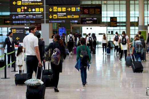 Varios pasajeros en el aeropuerto de El Prat de Barcelona el 31 de octubre de 2020 | EFE/AG/Archivo