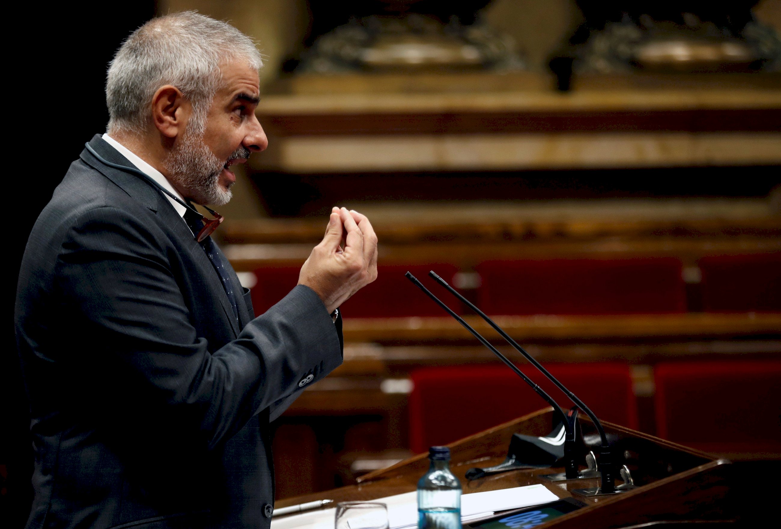 El líder de Ciudadanos en el Parlament, Carlos Carrizosa, durante el pleno del 4 de noviembre de 2020. El candidato 'naranja' a la Generalitat dice tener pruebas de los contratos irregulares de Laura Borràs (JxCat) | EFE/TA/Archivo