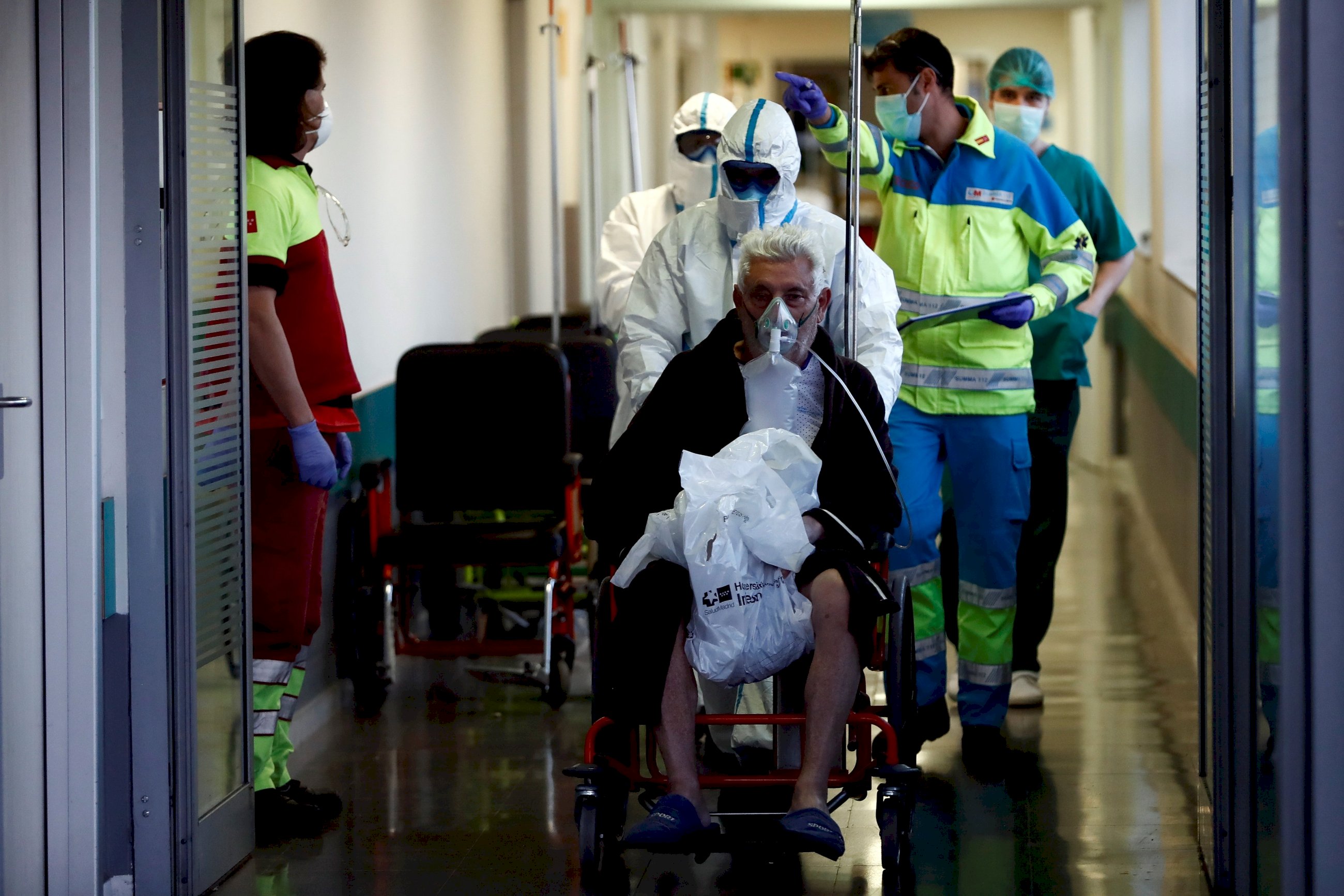 Los servicios de urgencias del hospital Infanta Leonor, en Madrid, atienden a pacientes de coronavirus. EFE