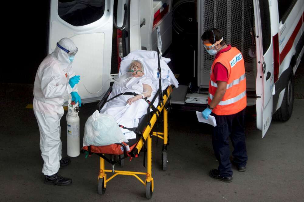 Un técnico de emergencias médicas traslada a una mujer en el Hospital del Mar de Barcelona, durante la pandemia de coronavirus en Cataluña | EFE/Archivo