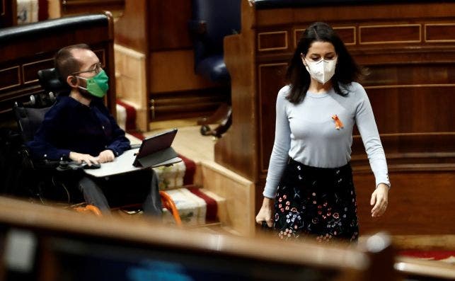 La líder de Ciudadanos, Inés Arrimadas, pasa frente al portavoz de Unidas Podemos, Pablo Echenique, durante el pleno del Congreso del 19 de noviembre de 2020 | EFE/Mariscal/Archivo