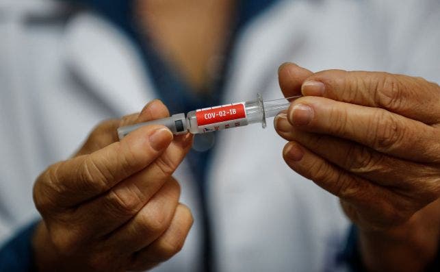 Una enfermera presenta la vacuna contra el coronavirus del laboratorio chino Sinovac Biotech, el 14 de agosto de 2020 en un hospital de Brasil | EFE/SM/Archivo