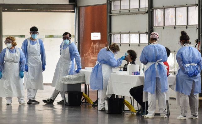 Un grupo de enfermeros realiza pruebas PCR para detectar el coronavirus en Durango (Bizkaia). EFE/Miguel Toña/Archivo