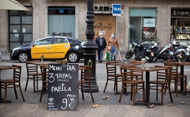 Aspecto de una terraza vacía en el centro de Barcelona. EFE/Marta Pérez./Archivo