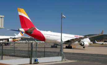 Un avión de Iberia en un aeropuerto. Foto: Efe/ Beldad