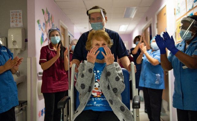 Margaret Keenan, de 90 años, fue filmada y fotografiada mientras se le administró la vacuna -en torno a las 6.30 GMT- en el Hospital Universitario de Coventry, en el centro de Inglaterra./ EFE
