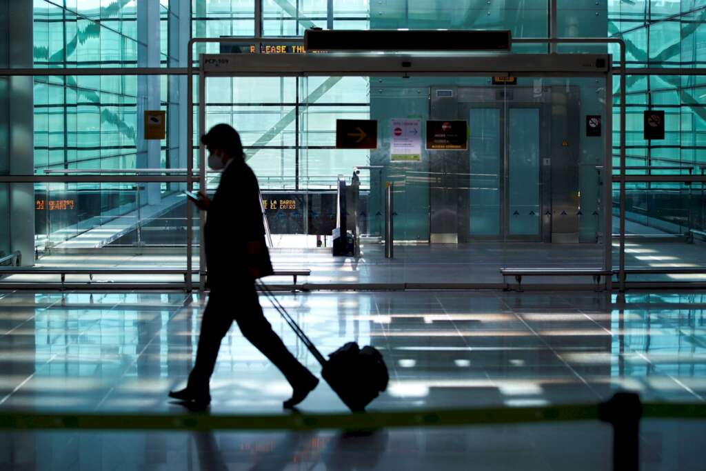 Un viajero a su llegada al aeropuerto de El Prat de Barcelona el 23 de noviembre de 2020, el primer día en que los turistas estaban obligados a presentar una prueba PCR negativa de coronavirus para entrar a España | EFE/AG